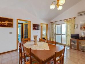 Dining - Lovely Holiday Home in Tresnuraghes near Sea (Tresnuraghes)