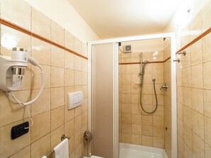 Shower, towels - Beautiful Farmhouse in Gubbio With Shared Pool (Gubbio)
