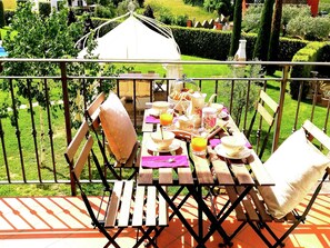 House | Dining - Villa in Montecarlo With Pool and Scenic Views (Montecarlo)
