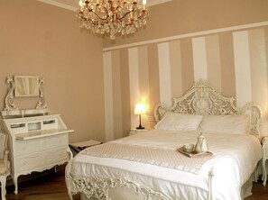 House | 3 bedrooms, individually furnished, iron/ironing board, bed sheets - Villa in Montecarlo With Pool and Scenic Views (Montecarlo)