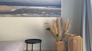 3 habitaciones, cunas, muebles diferentes y ropa de cama 