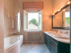 Combined shower/tub - Hilltop Holiday Home in Monsummano Terme With Hot Tub (Monsummano Terme)