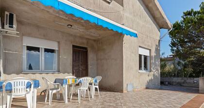 Spacious Holiday Home in Tresnuraghes near Sea