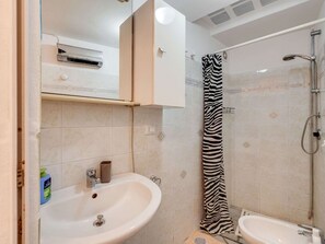 Shower, towels - Simple Holiday Home in Muro Leccese with Balcony near Sea (Muro Leccese)