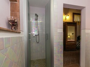 Bathroom - Rustic Farmhouse in Montepulciano With Swimming Pool (Montepulciano)