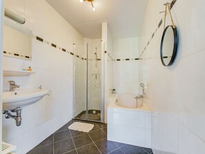 Bathroom - Lovely Holiday Home in Zeewolde With a Swimming Pool (Zeewolde)