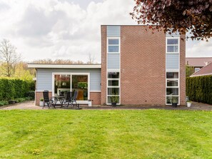 Exterior - Lovely Holiday Home in Zeewolde With a Swimming Pool (Zeewolde)