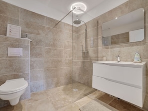 Combined shower/bathtub - Lovely Villa in Le Thoronet With Private Swimming Pool (Le Thoronet)