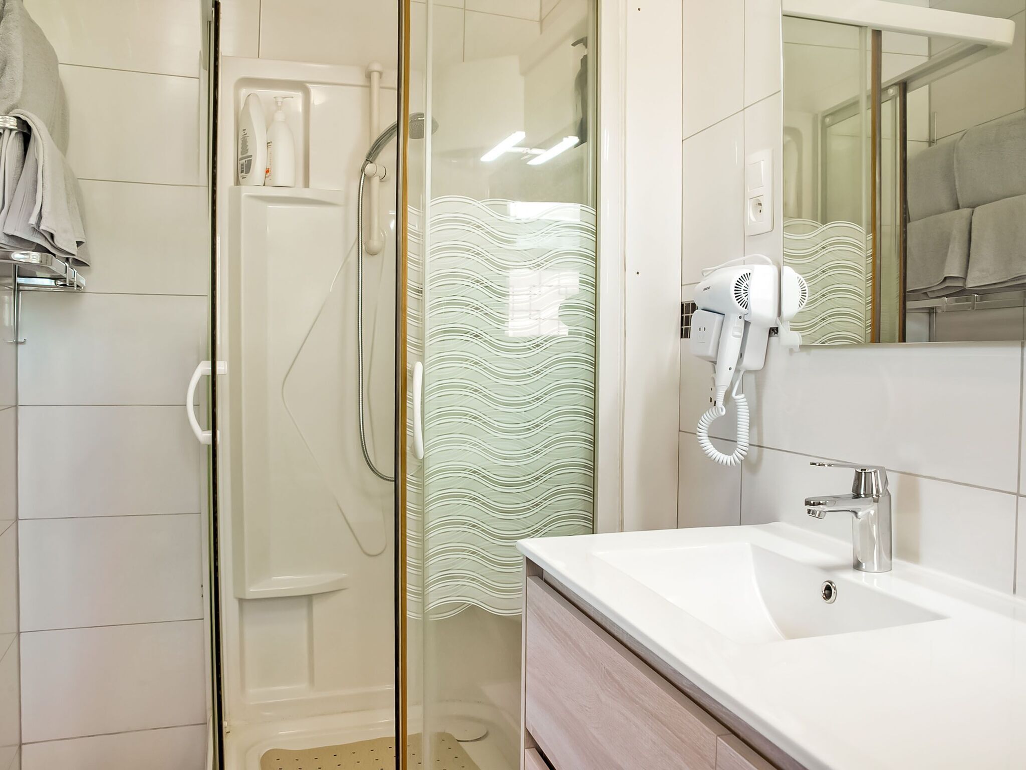 Een douche, handdoeken