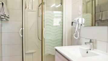 Een douche, handdoeken