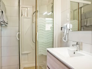 Een douche, handdoeken