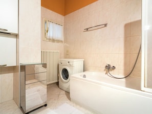 Combined shower/tub, towels - Bright Apartment in Montebello Vicentino With Heating (Montebello Vicentino)