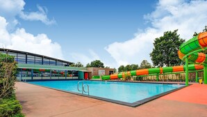 Outdoor pool - Alluring Chalet in Sevenum Near Theme Park Toverland (Sevenum)
