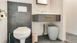 Shower, towels - Simplistic Holiday Home in Klijndijk near Center (Klijndijk)