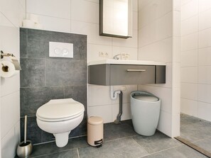 Shower, towels - Simplistic Holiday Home in Klijndijk near Center (Klijndijk)
