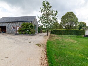 A stone building with a gravel driveway and a well-maintained lawn. - Bertrix Charming 2-bedroom Holiday Home (Bertrix)