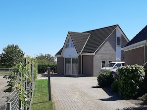 Exterior - Appealing Holiday Home in Klijndijk near Lake Beach (Klijndijk)