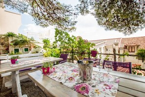 Apartment | Balcony - Refreshing Apartment in Omis With Balcony (Omis)