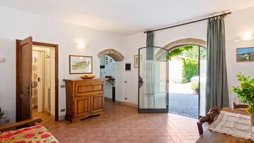 Rumah | 3 kamar tidur dan dilengkapi dengan perabotan berbeda-beda