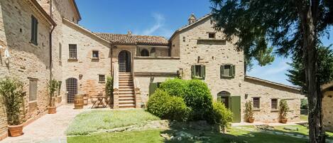 المنشأة من الخارج