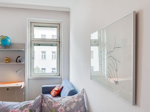 1 bedroom, bed sheets