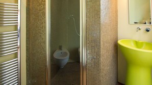 Combined shower/bathtub, hair dryer, towels - Posh Holiday Home in San Costanzo with Garden near Sea (San Costanzo)