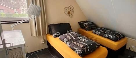 House | 4 bedrooms, individually furnished, iron/ironing board, bed sheets