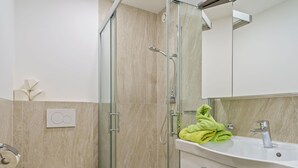 Een douche, handdoeken