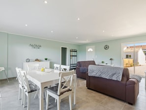 Dining - Lovely Holiday Home in Vallon-pont-d'arc Near Ardeche River (Vallon-Pont-d'Arc)