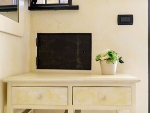 1 Schlafzimmer, Babybetten, individuell eingerichtet, Bettwäsche