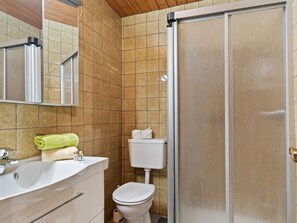 Shower, towels - Serene B&B in Söll (Soell)