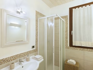 Shower, hair dryer, towels - Alluring Holiday Home in Macerata With Swimming Pool (Macerata)