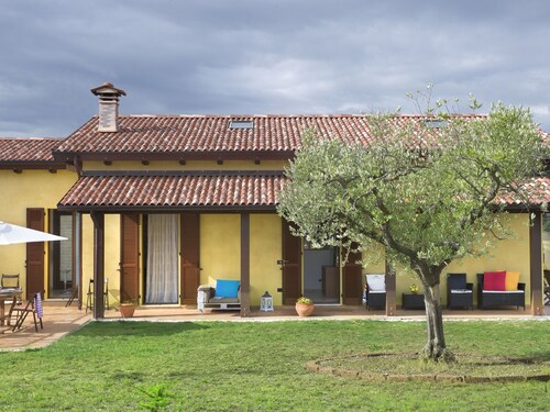 Alluring Holiday Home in Macerata With Swimming Pool