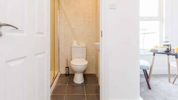 Combined shower/bathtub, hair dryer, towels