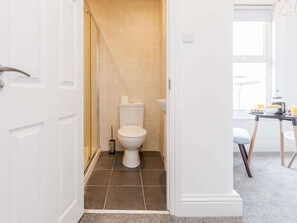 Combined shower/tub, hair dryer, towels
