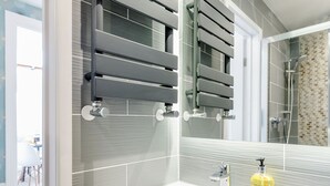 Hair dryer, towels - Classy Holiday Home in Watford near Harry Potter Studios (Watford)