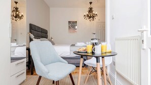 Living room - Classy Holiday Home in Watford near Harry Potter Studios (Watford)