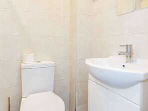 Combined shower/tub, hair dryer, towels