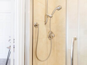 Combined shower/tub, hair dryer, towels