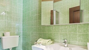 Shower, towels - Quaint Apartment in Söll near Skiwelt (Soell)