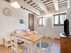 Dining - Scenic Apartment in Mombaroccio with Garden near City Center (Mombaroccio)