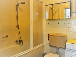 Combined shower/tub - Colorful Comfort in Bungalow near Lake, Beach, Dunes, & Sea (Noordwijkerhout)