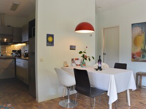 Dining - Colorful Comfort in Bungalow near Lake, Beach, Dunes, & Sea (Noordwijkerhout)