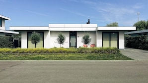 Ein modernes Gebäude mit flachem Dach, großen Fenstern und der Nummer 315 an der Fassade.