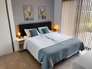 3 عدّة غرف نوم وطراز فريد لكل وحدة ومكواة/لوح كي وملاءات أسرّة