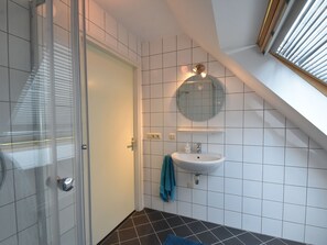 Bathtub, towels - Alluring Holiday Home in Zeewolde near Forest (Zeewolde)