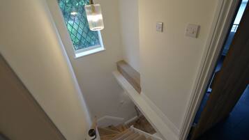 2 bedrooms, internet, bed sheets