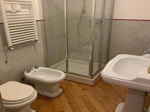 Shower, towels - Beautiful Apartment in Sanremo With Balcony (Sanremo)