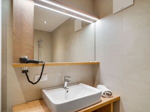 Shower, towels - Apartment in Hart im Zillertal near Spieljochbahn Fügen (Hart im Zillertal)
