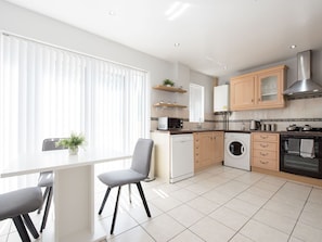 Fridge, microwave, oven, electric kettle - Snug Holiday Home in Brentwood near Mountnessing Windmill (Brentwood)